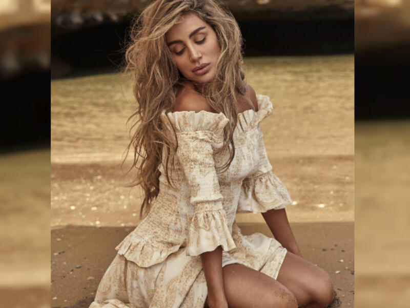 Maya appeared in the photos without putting any makeup