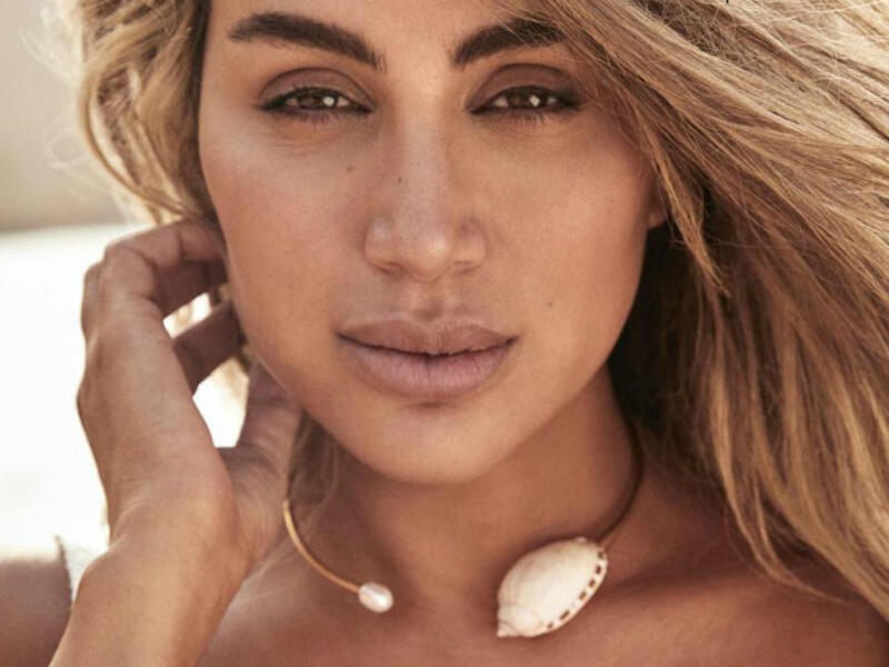 Maya appeared in the photos without putting any makeup