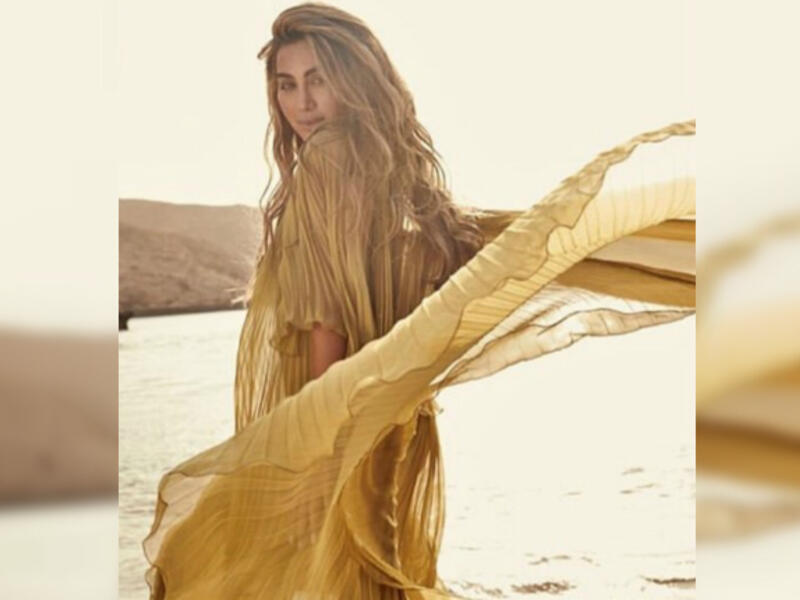 Maya appeared in the photos without putting any makeup