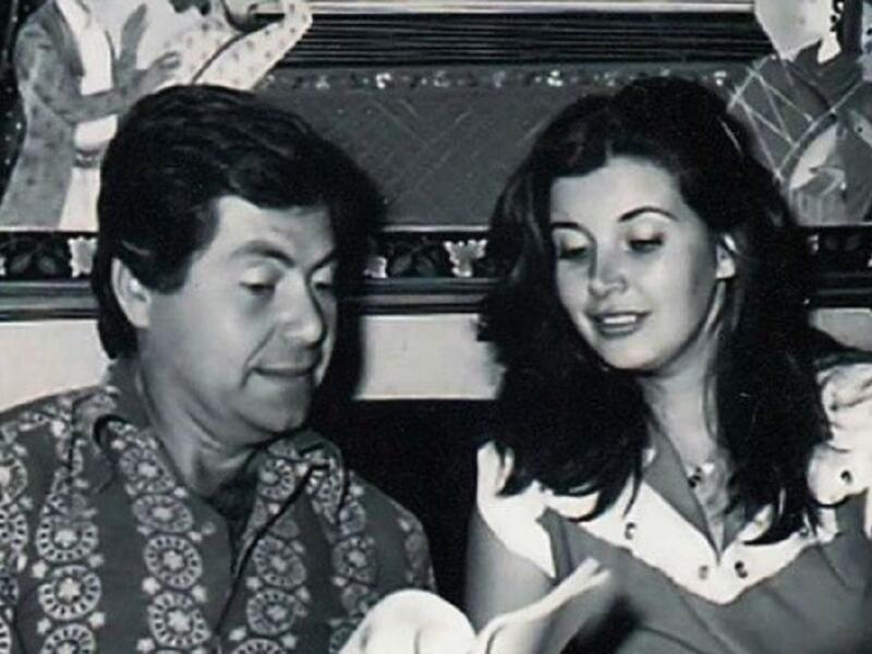 حسين فهمي وميرفت أمين: كان فلم "نغم في حياتي" بداية الحب، فالتقيا بعدها بفلم "مكالمة بعد منتصف الليل" الذي احتوى مشهدًا تمثيليًا لزواجهما، وتم الكشف بعدها أنه مشهد واقعي من حفل زفافهما.