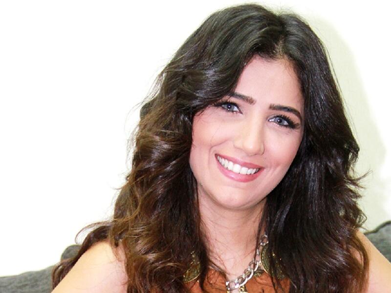 بدأت مي عمر في مجال الإنتاج ثم قامت بإخراج فيديو كليب للفنانة رولا سعد، إلا أنها شعرت أن حبها للوقوف أمام الكاميرا يزداد يوما بعد يوم، فقررت وقتها أن تتناقش مع زوجها في رغبتها في خوض مجال التمثيل، الذي طلب منها أن تمثل أمامه أولًا حتى يتأكد من امتلاكها الموهبة.
