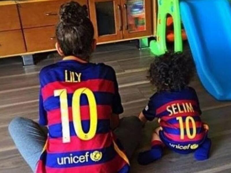 في أحدث  ظهور لنجلي الفنان أحمد حلمي وزوجته الفنانة منى زكي سليم ولي لي رفضا الكشف عن وجهيهما واكتفى بنشر صورتهما من الخلف فقط صورة نجلي حلمي ومنى ظهرت وهما يعطيان ظهرهما للكاميرا ويرتديان قميص برشلونه وقميص رقم 10 الخاص باللاعب ليونيل ميسي مطبوع عليه اسميهما.