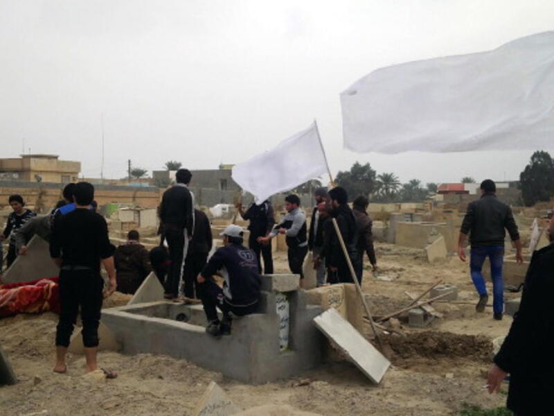 Men gather for the funeral of a person killed in fighting with Iraqi forces in the Anbar provincial capital of Ramadi, west of Baghdad, on December 31, 2013. [AFP]