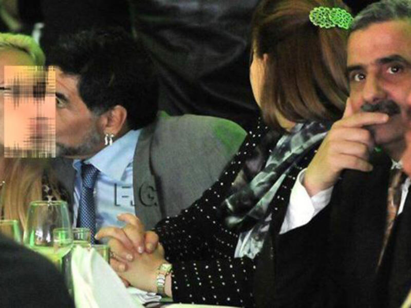 Maradona kisses his girlfriend in public in Algeria during a ceremony organized by the government. [Facebook]