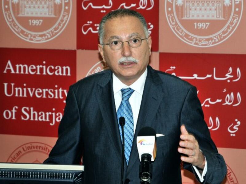 الأمين العام لمنظمة المؤتمر الإسلامي، أكمل الدين احسان أوغلو متحدثاً خلال مراسم افتتاح المؤتمر في الجامعة الأمريكية في الشارقة