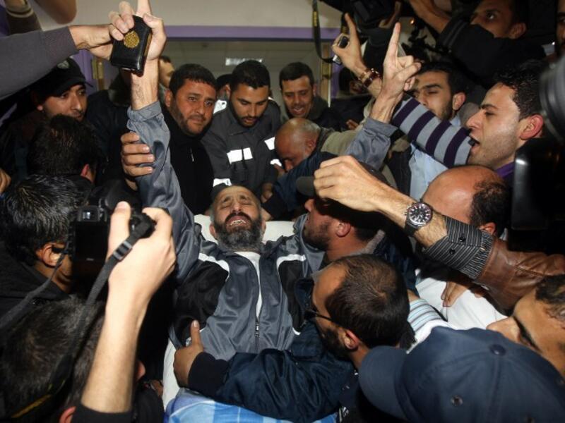 Ayman Sharawneh is greeted by crowds as he arrives in Gaza (AFP Photo)