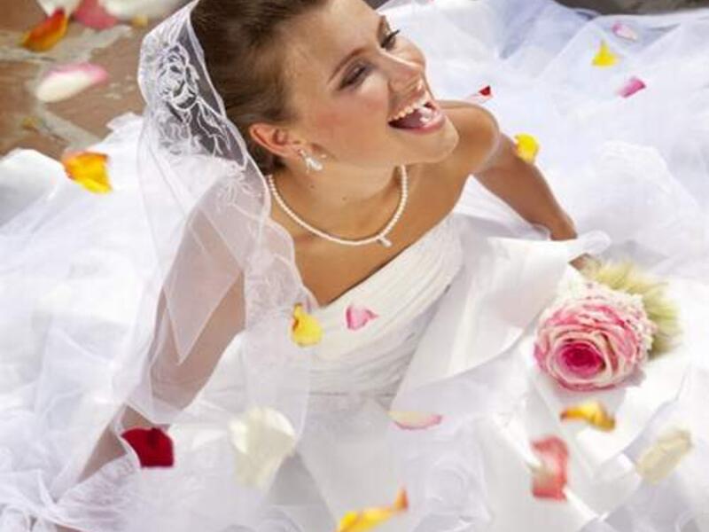 Saudi bride can consider herself blessed...twice as her wedding dress got personally delivered to her on a Friday.