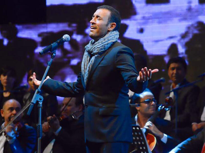 Kazem El Saher put his coat on for a hot performance in Lebanon. (Image: Facebook)