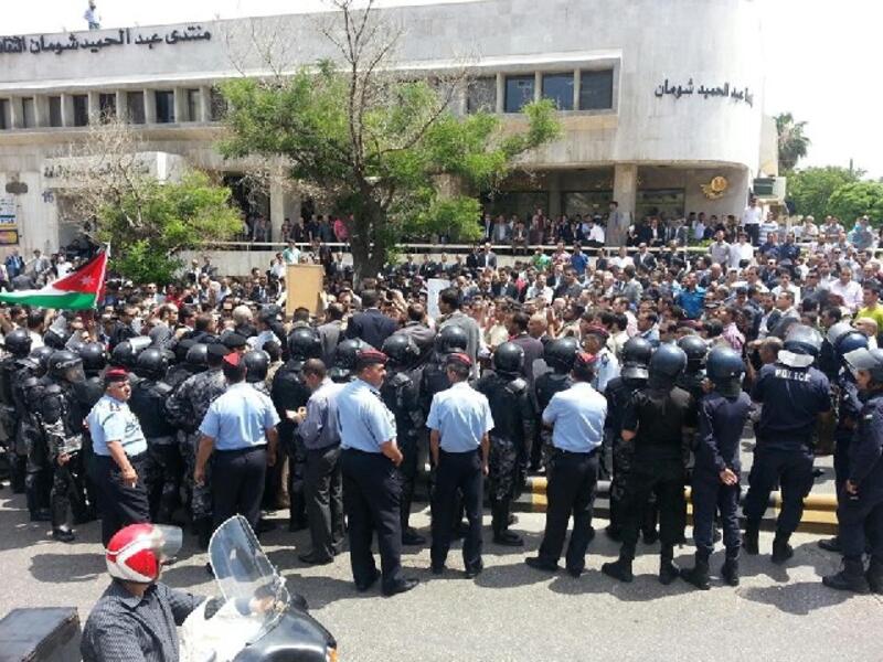 A view of the protesters gathered outside the Iraqi embassy in Amman. Image courtesy of The Jordan Times