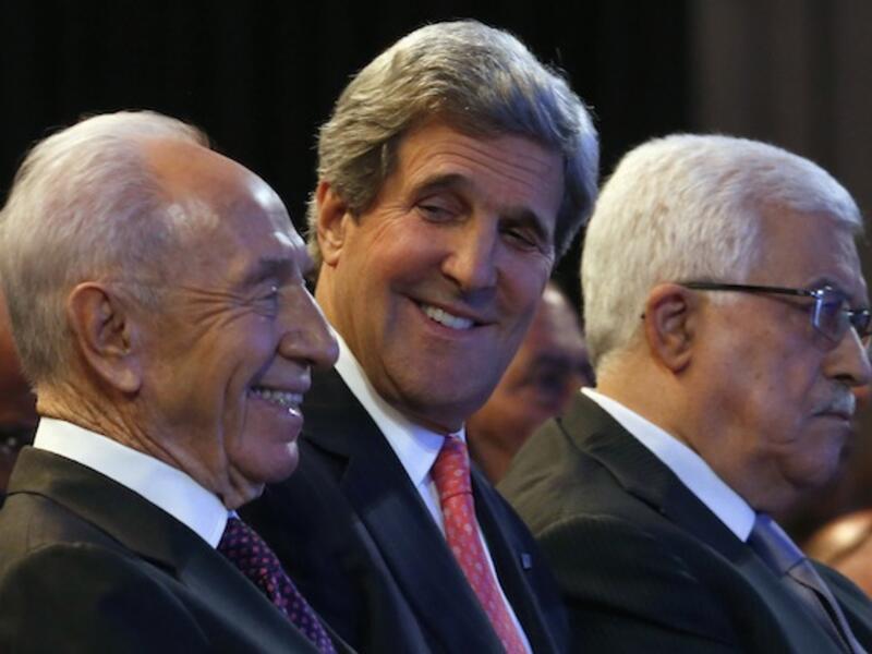 John Kerry sits in between Israeli President Shimon Peres and Palestinian President Mahmoud Abbas at the World Economic Forum. 