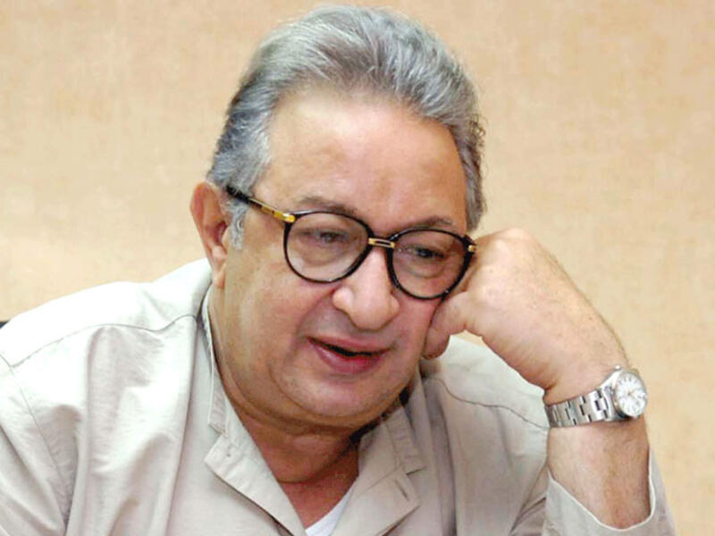 Nour El Sherif just loves him some cigarettes.