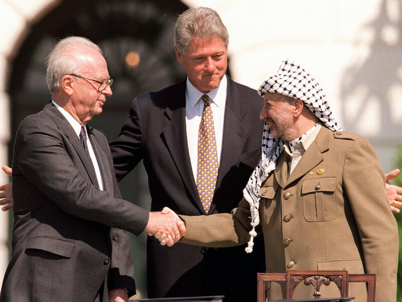 Yitzhak Rabin, Bill Clinton, and Yasser Arafat at the Oslo Accords signing ceremony on 13 September 1993. (File)