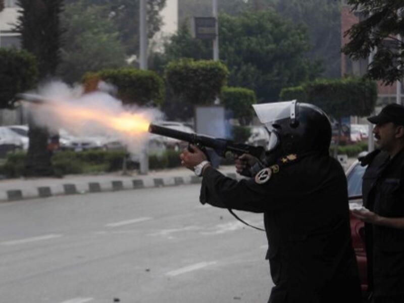 Egyptian police fired tear gas on student protesters at Egypt's Al Azhar Monday (Tarek Wajeh/AFP)
