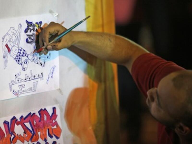 El-Fan Midan is calling for artists to help paint a mural entitled “The Revolution Continues” on 31 January and 1 February. 