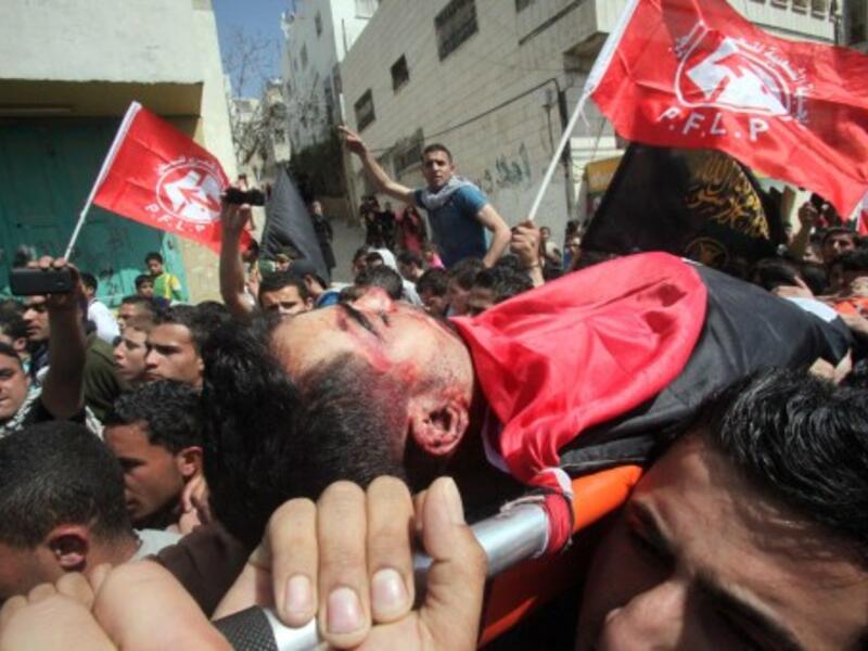 Mourners carry the body of Mahmoud Al-Titi, a Hamas militant who was killed by Israeli soldiers during clashes on Tuesday night. (Photo: AFP / HAZEM BADER) 