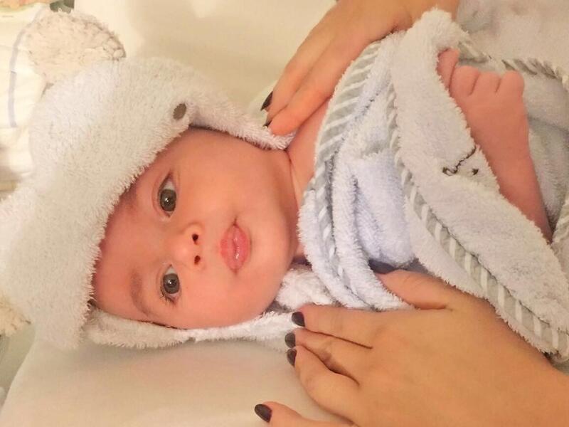 فاجأت ميريام فارس جمهورها بالكشف عن وجه ابنها الصغير والذي أطلقت عليه اسم “جايدان” كانت ميريام دائما تخفي وجه ابنها، ولا تظهر منه سوى قدمه أو جزء من ملابسه ولكنها فجأة نشرت صرة واضحة لوجهه عبر حسابها في موقع انستغرام، وكتبت تعليقا عليها: “هيدا هوي حياتي كلها”.