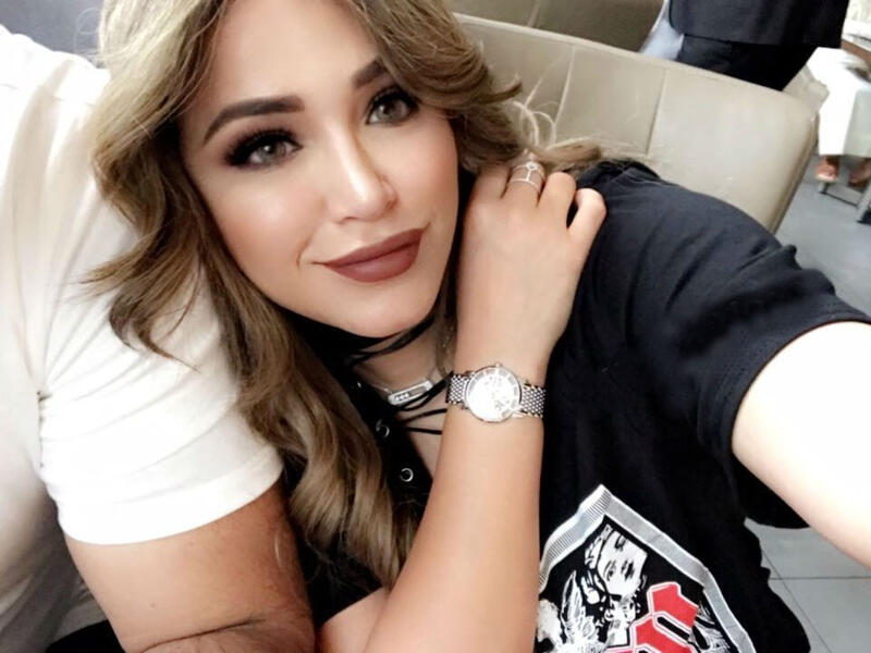 ورداً على تساؤلات متابعيها حول هوية زوجها وسبب عدم ظهوره، أشارت إلى أن زوجها يرفض الظهور ولا يفضل أجواء الشهرة، موضحة أنه أستاذ جامعي وحاصل على درجة الدكتوراه في الهندسة.