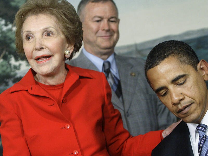 نانسي ريغان:
توفيت السيدة الأمريكية الأولى في 6 مارس/آذار، زوجة الرئيس الأمريكي رونالد ريغان أعظم قصة حب في تاريخ الرئاسة دامت 52 عامًا.