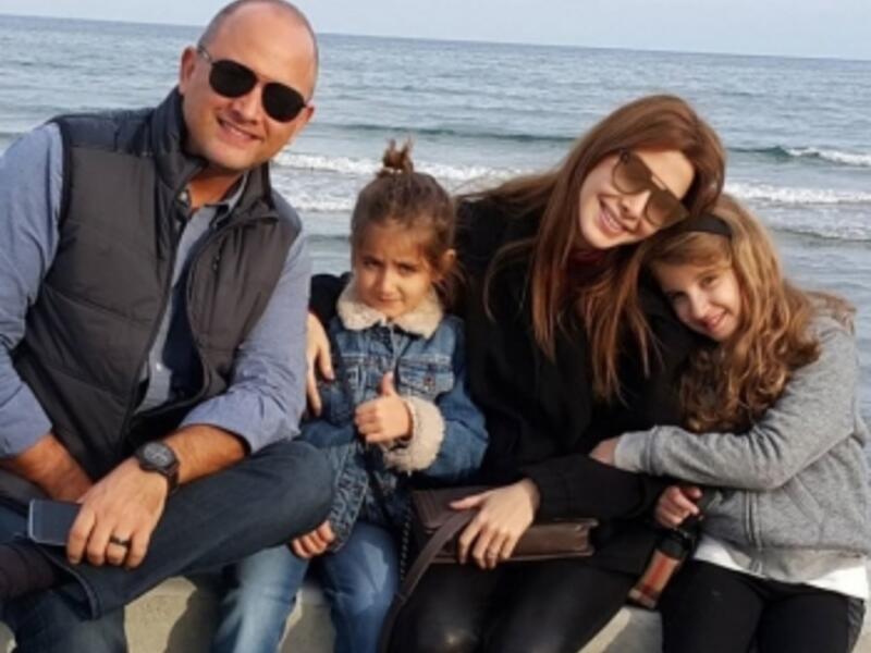 قامت الفنانة نانسي عجرم بنشر صورة لها برفقة عائلتها على أحد مواقع التواصل الإجتماعي. وقد بدت عجرم مع زوجها وابنتيها ووراءهم البحر وقد ضمت الصورة إلى ألبوم عائلي لها. يذكر أن نانسي عجرم تشارك حاليا في لجنة تحكيم برنامج المواهب "أراب أيدول".