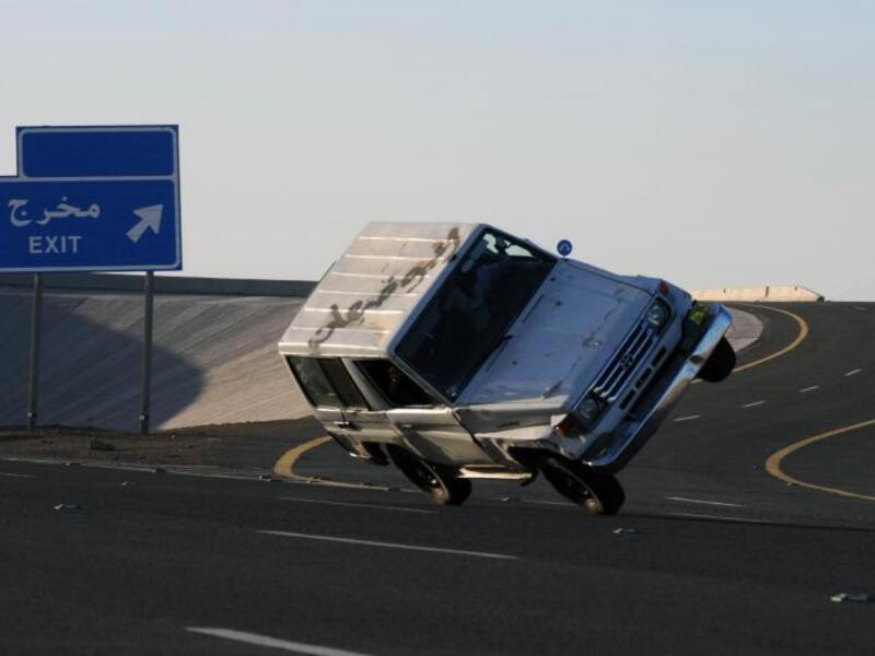 A driver performing a stunt known as "sidewall skiing" in Saudi Arabia. (kufarooq12.over-blog.com)