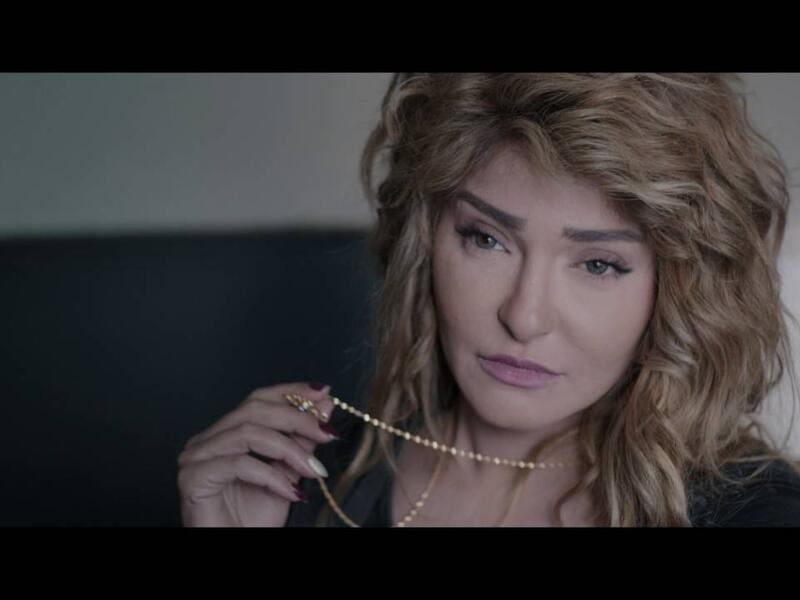 في مسلسل "الخروج"، ظهرت الفنانة علا غانم وهى تستحم بكامل رونقها ومكياجها، وحافظت عليه حتى بعد خروجها من الحمام، وهى تضع المنشفة على رأسها.