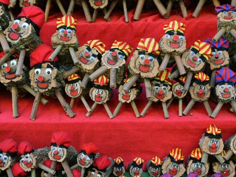 كاتالونيا الإسبانية: في الـ8 من ديسمبر يصنع الأطفال لعبة تدعى Tió de Nadal من الخشب، ثم يبقونها تحت مخدتهم لابقائها دافئة، وعشية "كريسماس" يخرجونها ويقومون بضربها على أمل أن يحصلوا على هدية بداخلها.