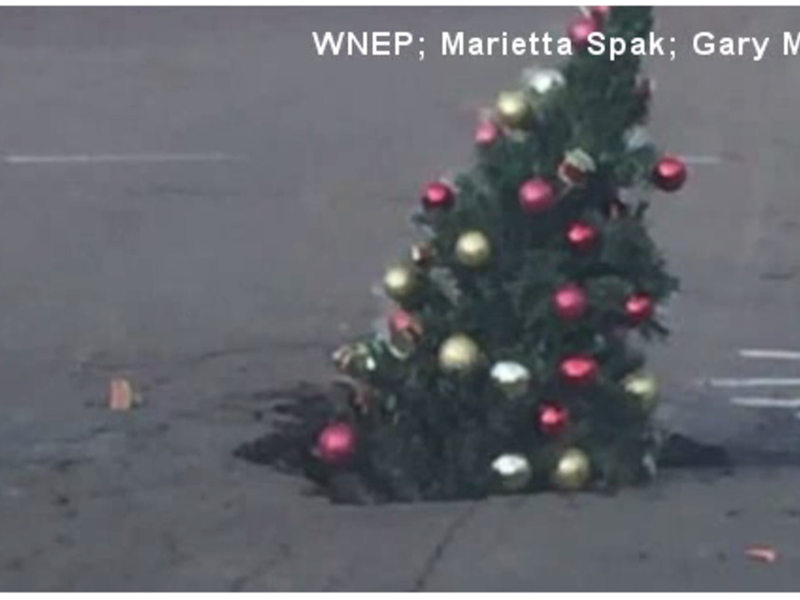 Christmas tree in pothole. (Screenshot)