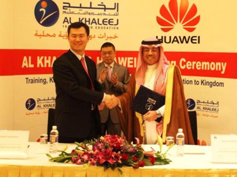 Alwaleed aldrayaan, CEO, Al Khaleej and Sheng Kai, CEO, Huawei Tech. Investment Saudi Arabia, during the signing