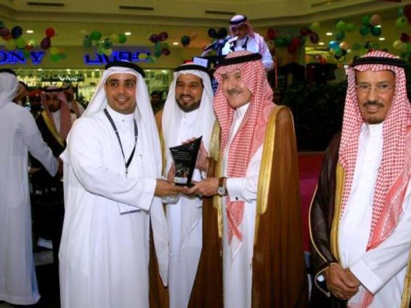 Prince Sattam bin Abdul-Aziz Al Saud handing the award to Abdullah al Harbi, CEO of EyeofRiyadh.com