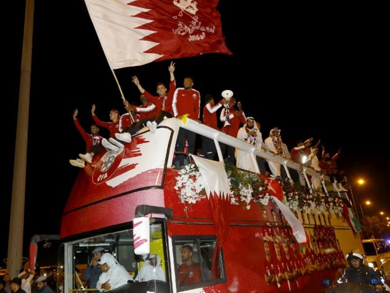 لاعبو المنتخب القطري يحييون جماهير العنابي في كورنيش الدوحة بعد العودة بكأس آسيا 2019 عقب الفوز على منتخب اليابان في النهائي بنتيجة 3-1.