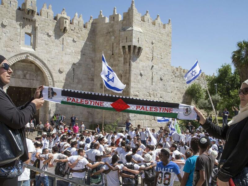 Palestinians and Israelis outside Damascus Gate in Jerusalem's Old City, May 17, 2015. (AFP/File)