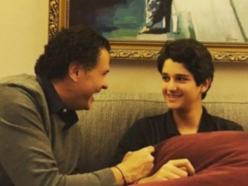 نشر الفنان راغب علامة عبر صفحته الخاصة على احد مواقع التواصل الإجتماعي، صورة عفوية له مع إبنه "لؤي". وعلّق علامة على الصورة، قائلاً: ""مثل الاب مثل الابن.. لؤي البديع يذكرني كثيراً بسنوات مراهقتي".