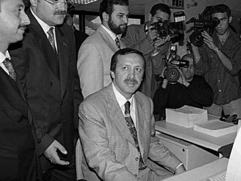 عمل أردوغان في مراهقته بائعًا للعصير والبطيخ في شوارع بعض أحياء إسطنبول الفقيرة من أجل الحصول على مال إضافي يعين به أسرته، وباشر دراسته في مدرسة إسلامية قبل حصوله على شهادة بالإدارة من جامعة مرمرة.
