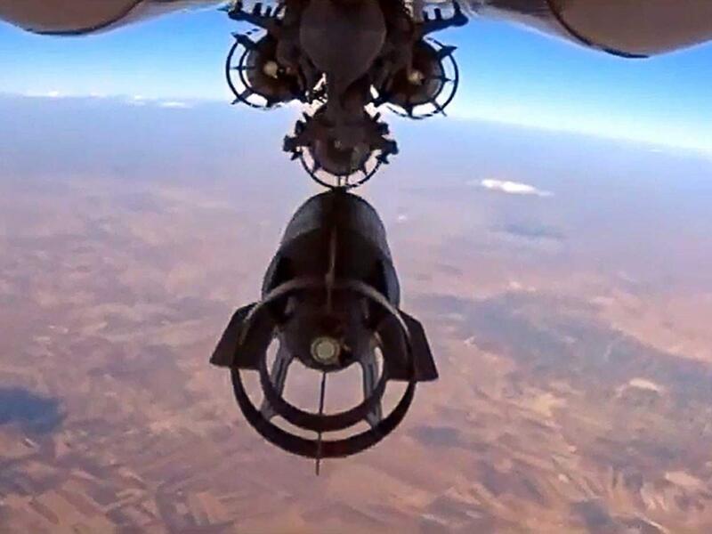 Deir Ezzor has become the newest site of US and Russian bombs, but Daesh probably the only one losing out. (AFP/File)