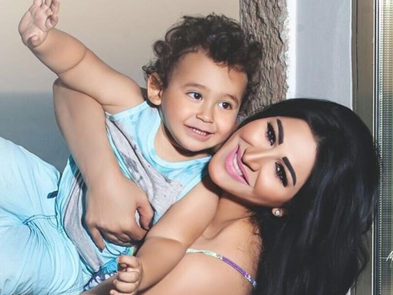 نشرت إخلاص جنيفان، زوجة الرباعي، صورة على “انستغرام” لطفلها الصغير جود هادي، وهي من المرات القليلة التي يظهر فيها الطفل على وسائل الاعلام، ونالت الصورة اعجاب الالاف من متابعيها وجرت مقارنة ملامحه بجمال والده.