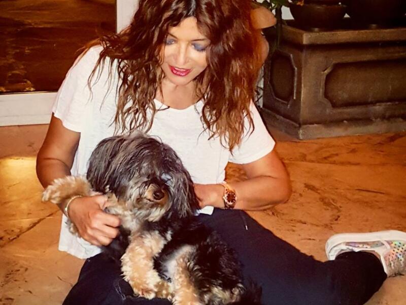 نشرت الفنانة المغربية سميرة سعيد عبر صفحتها الخاصة على احد مواقع التواصل الإجتماعي، صورة لها أثناء تواجدها في منزلها مع كلبها. وعلّقت سعيد على الصورة، قائلة: “وقتي المفضّل مع Bisou “.