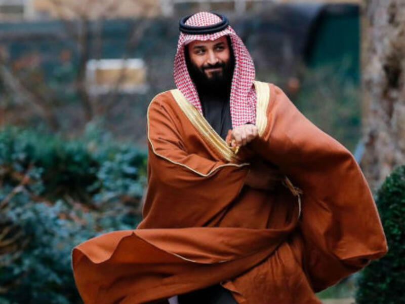 وسيرافق بن سلمان وفد خاص يضم 40 شخصًا من المسؤولين التنفيذيين في أرامكو وأكثر من 100 رجل أعمال سعودي.