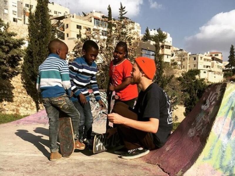 Volunteer Matze shows the kids how to adjust the trucks (Instagram)