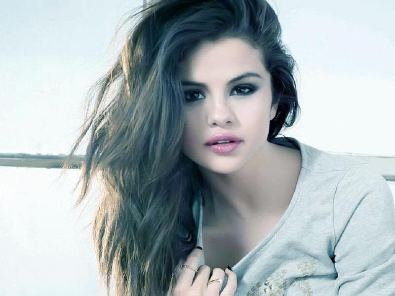 احتلت النجمة الأمريكية، سيلينا جوميز، المركز الأول في قائمة أجمل النساء للعام 2016، جوميز جميلة ومثيرة وتتمتع بالثقة والاتزان وهو ما يجعلها تتصدر الترتيب.