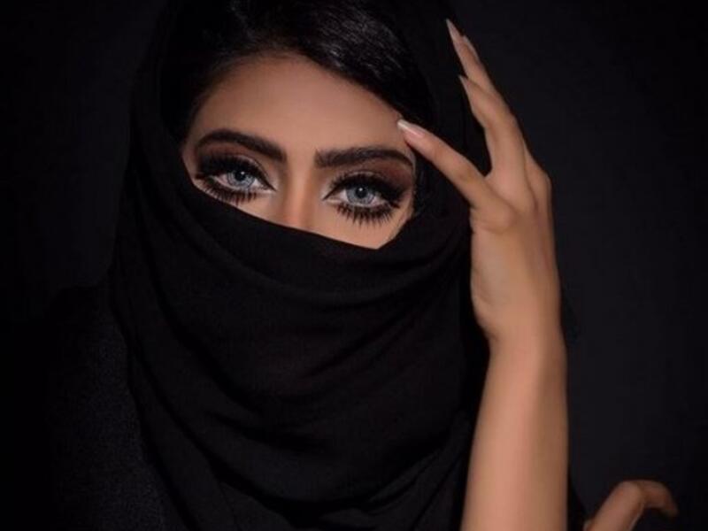 خطفت النجمة الكويتية شيلاء سبت أنفاس متابعيها على “انستغرام” بمجموعة صور بماكياج ساحر وإطلالة عربية متألقة ظهرت سبت بماكياج عربي ساحر أبرز ملامح وجهها بطريقة مبهرة وبريق عيونها بكحل عربي أبرز نظراتها الساحرة وأحمر شفاه زهري لؤلؤي أبرز شفتيها ممتلئتين.