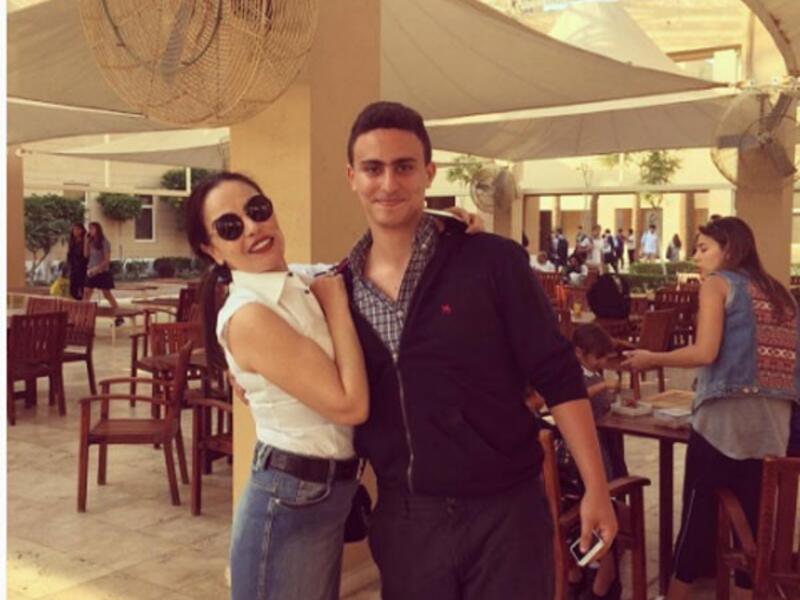نشر ابن الفنان أحمد السقا "ياسين" صورة جمعته بالفنانة المصرية شيريهان وظهر في الصورة وهو يحتضن شيريهان معلقاً: "أمي الثانية" جمهور شيريهان تكهن بعضهم بأن ياسين سيشاركها في عملها الفني الجديد الذي من المقرر أن تعود به للساحة الفنية بعد فترة غياب.