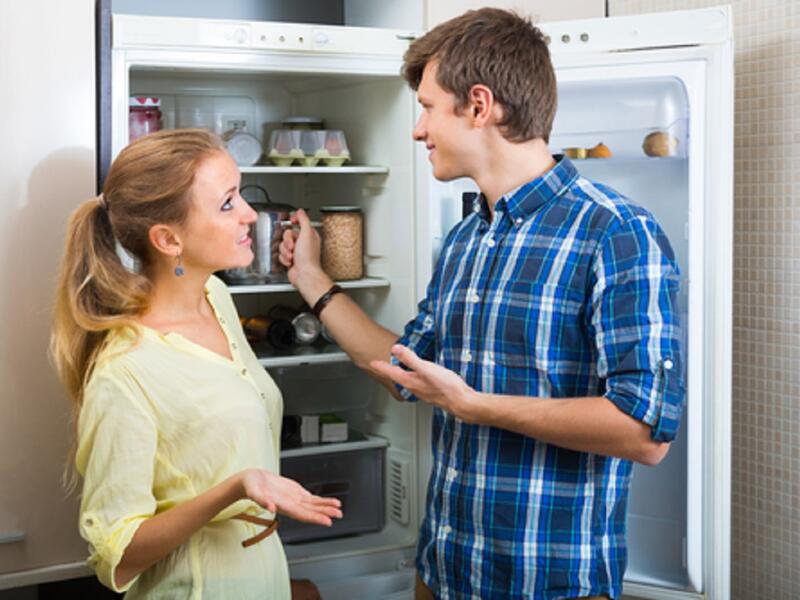 استبدال الطعام والشراب: جرب إحداث تغييرات صغيرة في وجبتك أو شرابك المقبلين، أو عند فتح خزانة المطبخ أو الثلاجة للبحث عن وجبة خفيفة، حاول التفكير بالقيام بتبديلات صحية.
