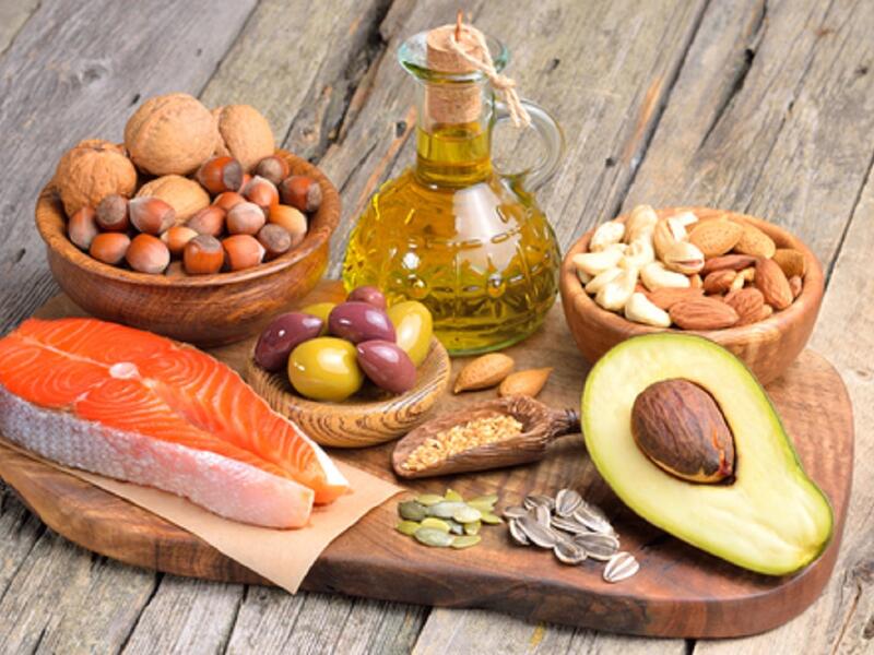 التخلي عن الدهون: الدهون ضرورية لتوازن الهرمونات في الجسم، فضلا عن دورها في عملية امتصاص بعض الفيتامينات، لذلك من الضروري أن يحصل الإنسان على الكميات اللازمة من الدهون من خلال الطعام.