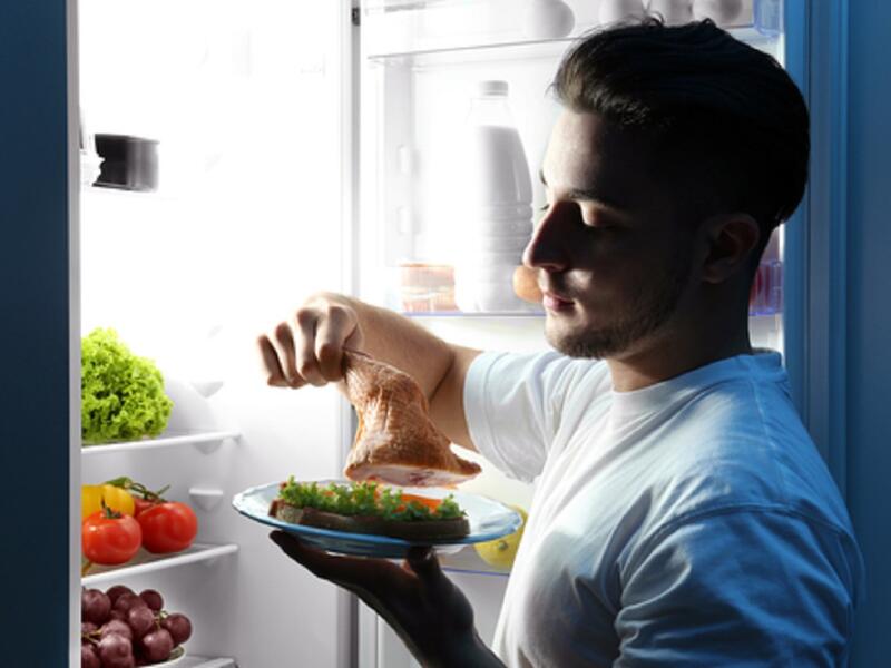 تناول الطعام في أوقات متأخرة من الليل يزيد الوزن: يُعتقد أن الجسم يخزن الدهون بصورة أكثر بسبب عدم ممارسة النشاطات وبالتالي يقل مقدار الحرق في الجسم، إلا أنه ليس من المهم وقت تناول الطعام، بقدر ما يهم عدد السعرات الحرارية المتناولة في فترة 24 ساعة.