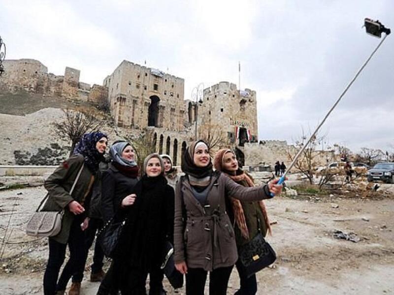 سيلفي حلب المنكوبة
التقطت مجموعة من النساء صور "سيلفي" من أمام القلعة التاريخية الموجودة داخل مدينة حلب، وسط ركام المباني والسيارات المدمرة.