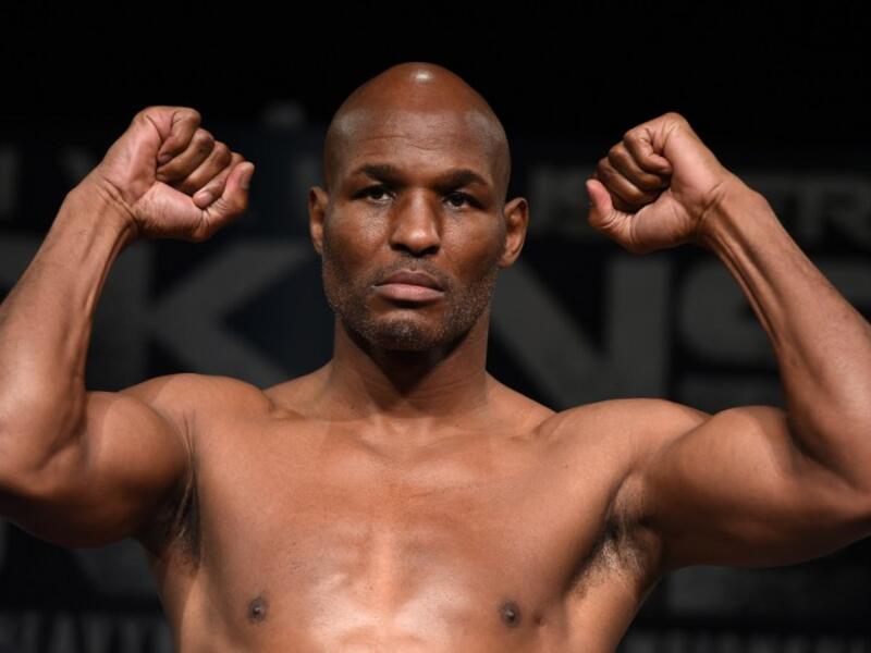 7- الملاكم الأميركي بيرنارد هوبكينز (مواليد 1965): اعتنق الإسلام بعد فترة قضاها في السجن لضلوعه في 9 جنايات، بطل العالم سابقاً في الوزن المتوسط، أكبر بطل في العالم سناً حينما كان في الـ 46 من عمره.