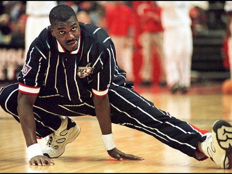 3- لاعب كرة السلة النيجيري حكيم عليوان (مواليد 1963): يعد مسلماً ملتزماً، فاز بألقاب كثيرة خلال مسيرة استثنائية امتدت ما بين عامي 1981 و2002، اشتهر بإصراره على الصيام خلال رمضان الذي تزامن في عديد من الأحيان مع مباريات الـ إن بي إيه.