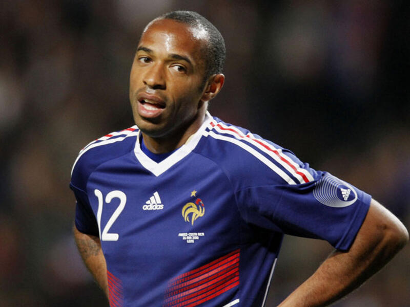 4- المهاجم الفرنسي تييري هنري: ترعرع في أحد ضواحي باريس الفقيرة المليئة بالمهاجرين، وجاء والده من جزر آنتيل الفرنسية بحثاً عن حياة رغيدة، أصبح طالباً مميزاً ولاعب كرة قدم استثنائي بفضل دعم أبويه، مثل منتخب بلاده ولعب في صفوف موناكو ويوفنتوس وآرسنال.