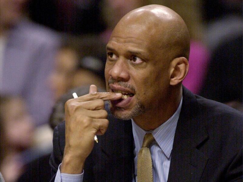 2- لاعب كرة السلة الأميركي كريم عبد الجبار (مواليد 1947): أفضل مسجل في تاريخ الـ إن بي إيه، اعتنق الإسلام عام 1971 وقرر تغيير اسمه الأصلي لو آلسيندور، له أعلى معدل تسجيل في تاريخ NBA بواقع 38.387 نقطة في المباراة.