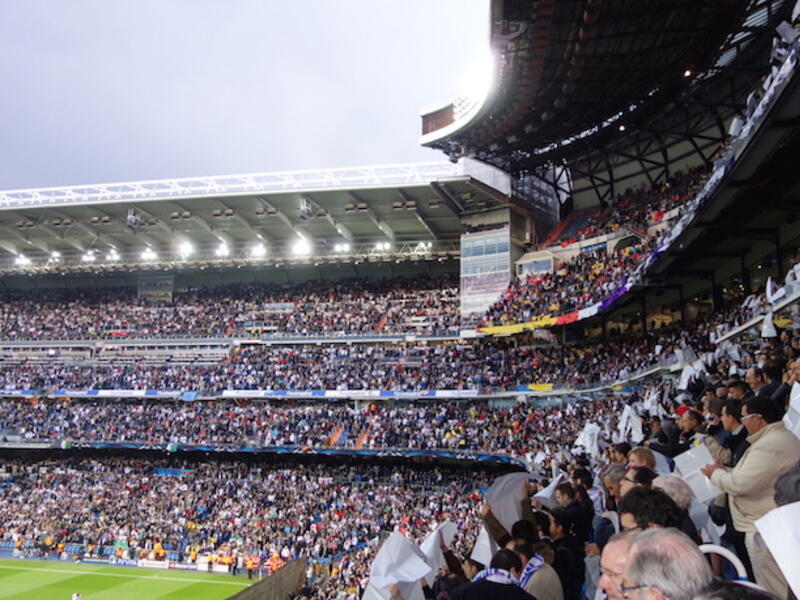 فريق ريال مدريد الإسباني: Hala Madrid وتعني إلى الأمام مدريد